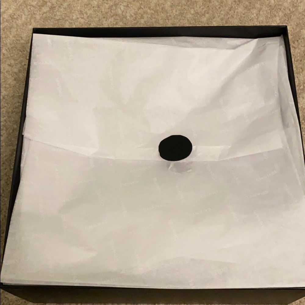 Chanel Gift Box - Picture 2 of 3